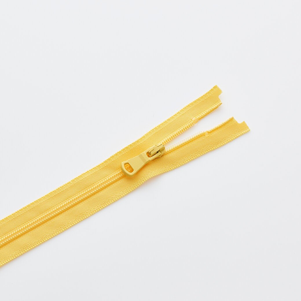 Zipper with Puckering Resistant Tape